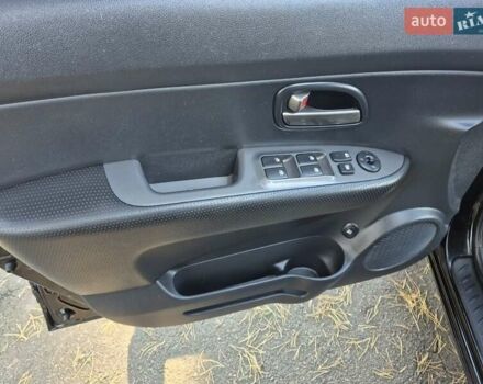 Чорний Кіа Каренс, об'ємом двигуна 2 л та пробігом 88 тис. км за 6450 $, фото 35 на Automoto.ua