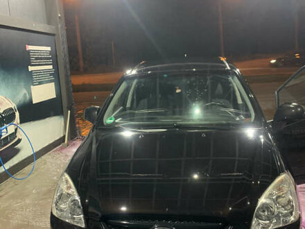 Черный Киа Каренс, объемом двигателя 2 л и пробегом 199 тыс. км за 6400 $, фото 1 на Automoto.ua