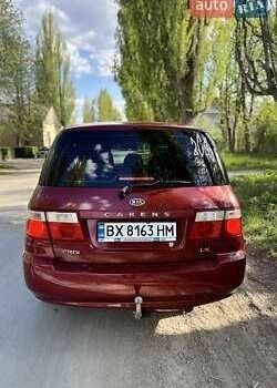 Красный Киа Каренс, объемом двигателя 2 л и пробегом 319 тыс. км за 4500 $, фото 5 на Automoto.ua