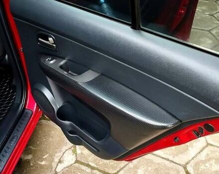 Червоний Кіа Каренс, об'ємом двигуна 2 л та пробігом 260 тис. км за 5800 $, фото 11 на Automoto.ua