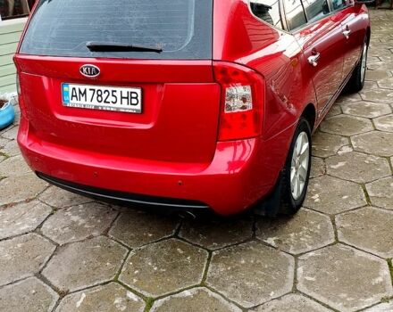 Красный Киа Каренс, объемом двигателя 2 л и пробегом 260 тыс. км за 5800 $, фото 2 на Automoto.ua