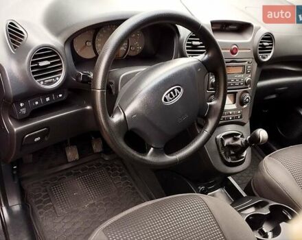 Червоний Кіа Каренс, об'ємом двигуна 2 л та пробігом 260 тис. км за 5800 $, фото 9 на Automoto.ua
