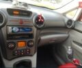 Червоний Кіа Каренс, об'ємом двигуна 2 л та пробігом 175 тис. км за 6000 $, фото 6 на Automoto.ua