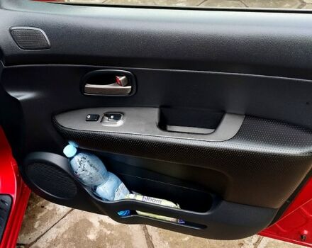 Красный Киа Каренс, объемом двигателя 2 л и пробегом 260 тыс. км за 5800 $, фото 1 на Automoto.ua