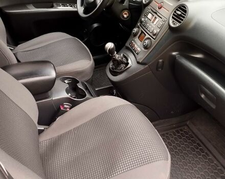 Красный Киа Каренс, объемом двигателя 2 л и пробегом 260 тыс. км за 5800 $, фото 8 на Automoto.ua