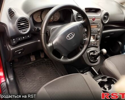 Красный Киа Каренс, объемом двигателя 2 л и пробегом 260 тыс. км за 5800 $, фото 10 на Automoto.ua