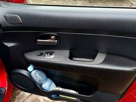 Красный Киа Каренс, объемом двигателя 2 л и пробегом 260 тыс. км за 5800 $, фото 1 на Automoto.ua