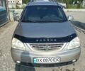 Желтый Киа Каренс, объемом двигателя 2 л и пробегом 300 тыс. км за 3000 $, фото 1 на Automoto.ua