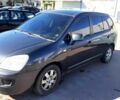 Серый Киа Каренс, объемом двигателя 2 л и пробегом 220 тыс. км за 5000 $, фото 1 на Automoto.ua