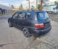 Серый Киа Каренс, объемом двигателя 2 л и пробегом 250 тыс. км за 1250 $, фото 3 на Automoto.ua