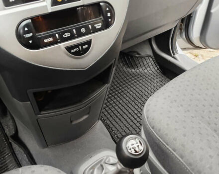 Серый Киа Каренс, объемом двигателя 1.99 л и пробегом 200 тыс. км за 6200 $, фото 10 на Automoto.ua