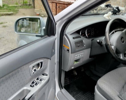 Серый Киа Каренс, объемом двигателя 1.99 л и пробегом 200 тыс. км за 6200 $, фото 14 на Automoto.ua