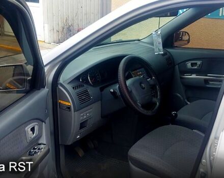 Серый Киа Каренс, объемом двигателя 2 л и пробегом 353 тыс. км за 4800 $, фото 5 на Automoto.ua