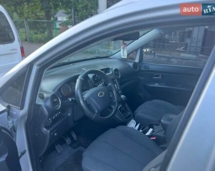 Серый Киа Каренс, объемом двигателя 2 л и пробегом 206 тыс. км за 5200 $, фото 5 на Automoto.ua