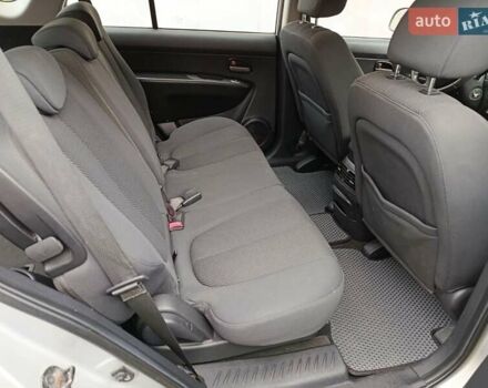 Серый Киа Каренс, объемом двигателя 2 л и пробегом 222 тыс. км за 5500 $, фото 7 на Automoto.ua
