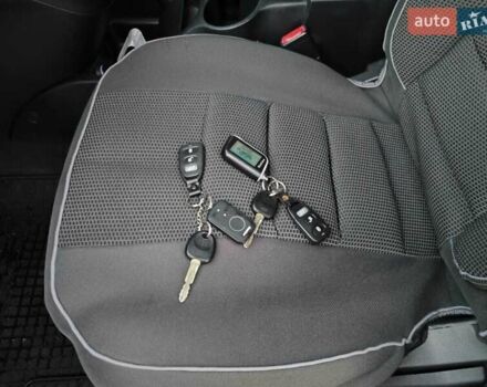 Серый Киа Каренс, объемом двигателя 2 л и пробегом 163 тыс. км за 5400 $, фото 38 на Automoto.ua