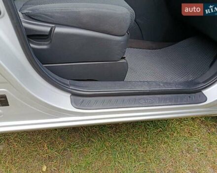 Серый Киа Каренс, объемом двигателя 2 л и пробегом 222 тыс. км за 5500 $, фото 5 на Automoto.ua