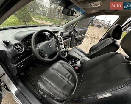 Серый Киа Каренс, объемом двигателя 2 л и пробегом 280 тыс. км за 4999 $, фото 21 на Automoto.ua