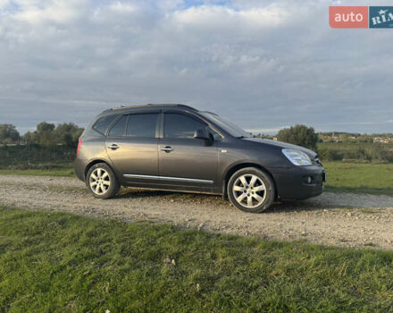 Серый Киа Каренс, объемом двигателя 2 л и пробегом 300 тыс. км за 6900 $, фото 2 на Automoto.ua