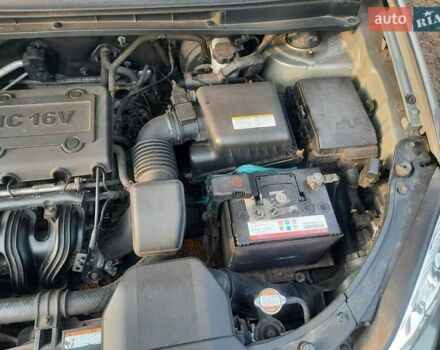 Серый Киа Каренс, объемом двигателя 2 л и пробегом 180 тыс. км за 6900 $, фото 3 на Automoto.ua