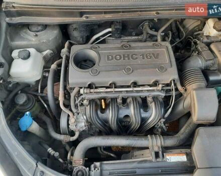 Серый Киа Каренс, объемом двигателя 2 л и пробегом 180 тыс. км за 6900 $, фото 2 на Automoto.ua