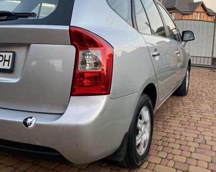 Серый Киа Каренс, объемом двигателя 2 л и пробегом 198 тыс. км за 6800 $, фото 2 на Automoto.ua