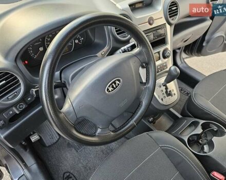 Серый Киа Каренс, объемом двигателя 2 л и пробегом 284 тыс. км за 5900 $, фото 7 на Automoto.ua