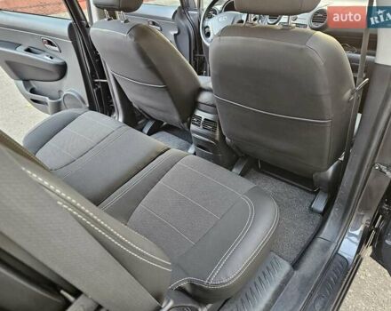 Серый Киа Каренс, объемом двигателя 2 л и пробегом 284 тыс. км за 5900 $, фото 9 на Automoto.ua