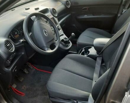 Серый Киа Каренс, объемом двигателя 2 л и пробегом 180 тыс. км за 6900 $, фото 7 на Automoto.ua