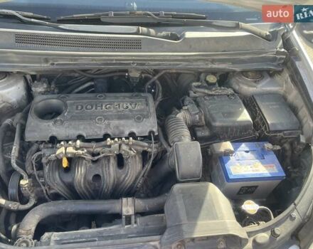 Сірий Кіа Каренс, об'ємом двигуна 2 л та пробігом 273 тис. км за 6300 $, фото 15 на Automoto.ua