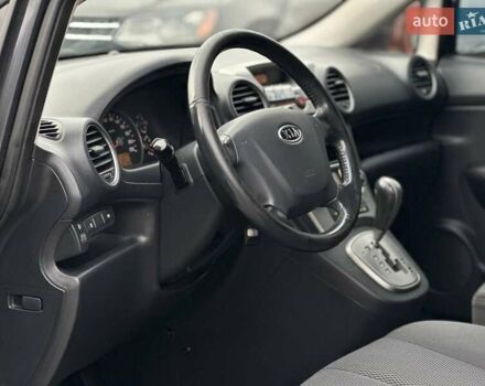 Серый Киа Каренс, объемом двигателя 2 л и пробегом 203 тыс. км за 5999 $, фото 9 на Automoto.ua