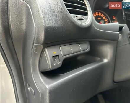 Сірий Кіа Каренс, об'ємом двигуна 2 л та пробігом 215 тис. км за 8990 $, фото 12 на Automoto.ua