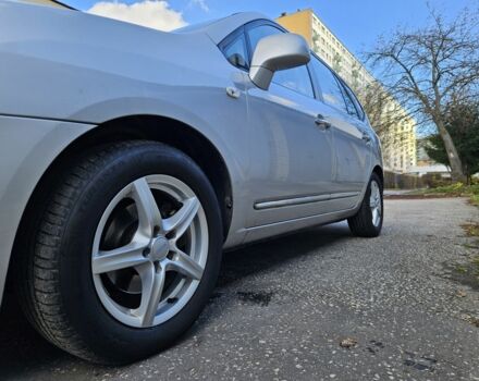 Серый Киа Каренс, объемом двигателя 2 л и пробегом 350 тыс. км за 2800 $, фото 5 на Automoto.ua