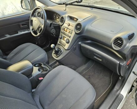 Серый Киа Каренс, объемом двигателя 2 л и пробегом 350 тыс. км за 2800 $, фото 14 на Automoto.ua