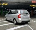 Сірий Кіа Каренс, об'ємом двигуна 2 л та пробігом 215 тис. км за 8990 $, фото 4 на Automoto.ua