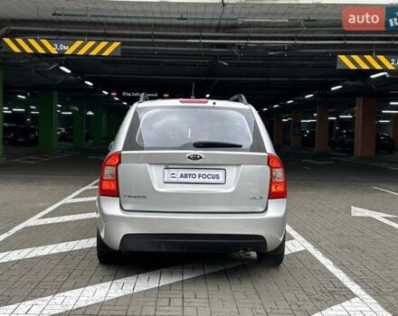 Сірий Кіа Каренс, об'ємом двигуна 2 л та пробігом 215 тис. км за 8990 $, фото 5 на Automoto.ua