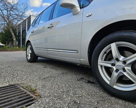 Серый Киа Каренс, объемом двигателя 2 л и пробегом 350 тыс. км за 2800 $, фото 4 на Automoto.ua