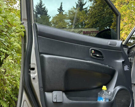 Серый Киа Каренс, объемом двигателя 1.58 л и пробегом 220 тыс. км за 8300 $, фото 10 на Automoto.ua