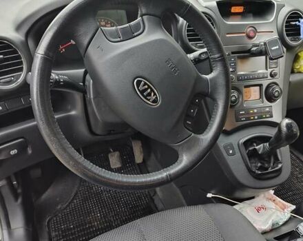 Серый Киа Каренс, объемом двигателя 2 л и пробегом 49 тыс. км за 10000 $, фото 7 на Automoto.ua