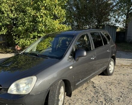 Серый Киа Каренс, объемом двигателя 2 л и пробегом 273 тыс. км за 5000 $, фото 1 на Automoto.ua
