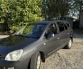 Серый Киа Каренс, объемом двигателя 2 л и пробегом 273 тыс. км за 5000 $, фото 1 на Automoto.ua