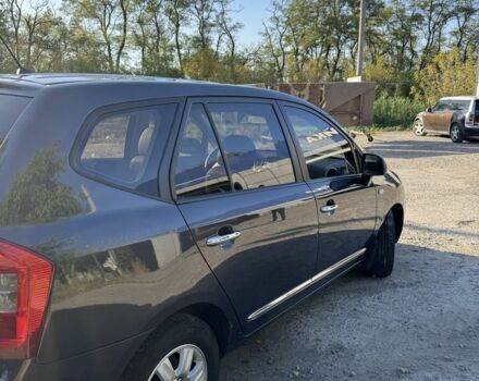 Серый Киа Каренс, объемом двигателя 2 л и пробегом 273 тыс. км за 5000 $, фото 3 на Automoto.ua