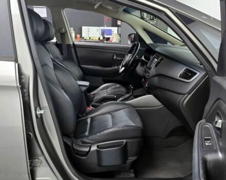 Серый Киа Каренс, объемом двигателя 2 л и пробегом 200 тыс. км за 10500 $, фото 3 на Automoto.ua