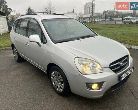 Серый Киа Каренс, объемом двигателя 2 л и пробегом 220 тыс. км за 3950 $, фото 1 на Automoto.ua