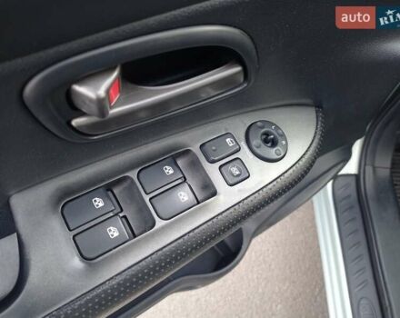 Синій Кіа Каренс, об'ємом двигуна 1.99 л та пробігом 175 тис. км за 6300 $, фото 15 на Automoto.ua