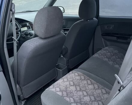 Синий Киа Каренс, объемом двигателя 2 л и пробегом 187 тыс. км за 3800 $, фото 5 на Automoto.ua