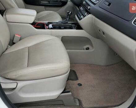 Білий Кіа Карнівал, об'ємом двигуна 2.2 л та пробігом 143 тис. км за 22000 $, фото 39 на Automoto.ua