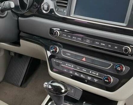 Білий Кіа Карнівал, об'ємом двигуна 2.2 л та пробігом 143 тис. км за 22000 $, фото 38 на Automoto.ua