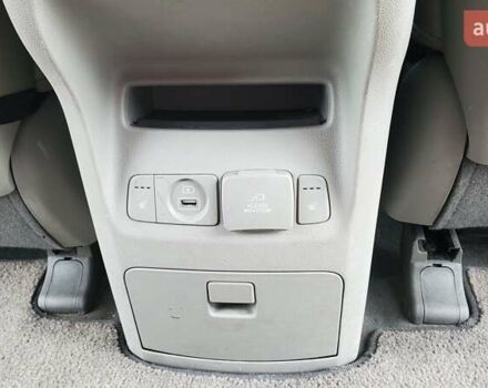 Білий Кіа Карнівал, об'ємом двигуна 2.2 л та пробігом 143 тис. км за 22000 $, фото 28 на Automoto.ua