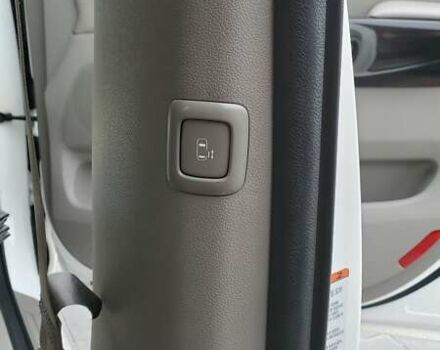 Білий Кіа Карнівал, об'ємом двигуна 2.2 л та пробігом 143 тис. км за 22000 $, фото 30 на Automoto.ua